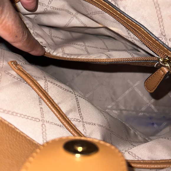 ⭐️Michael Kors Bowery Purse⭐️ - Picture 9 of 10